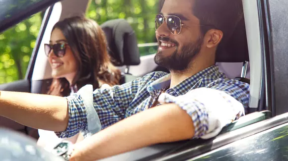 Ochelarii de soare perfecți pentru condus: ghid de bună purtare