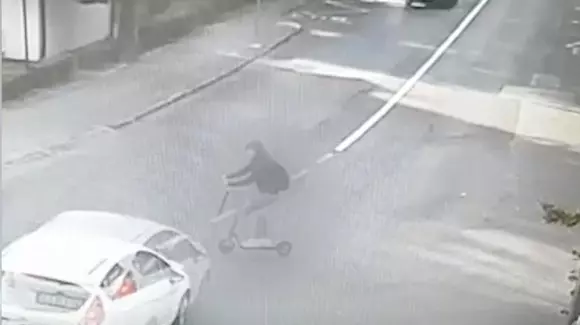 O tânără aflată pe o trotinetă electrică a ajuns în fața unei mașini (Video)