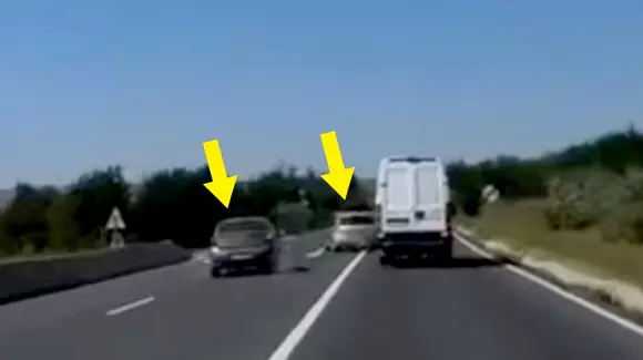 VIDEO: Un șofer depășește pe linie continuă, iar cel din față virează stânga