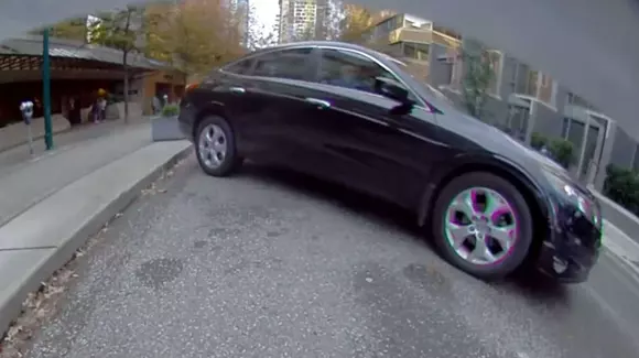 Parcare laterală cu... răsturnare. Pietonii s-au salvat la timp (VIDEO)