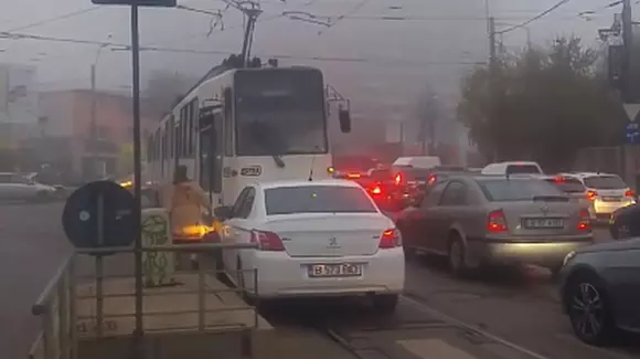 O şoferiţă din Bucureşti care depăşea pe linia de tramvai a produs clipul anului