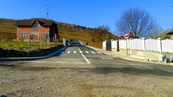 Strada asfaltată și marcată care duce spre nicăieri