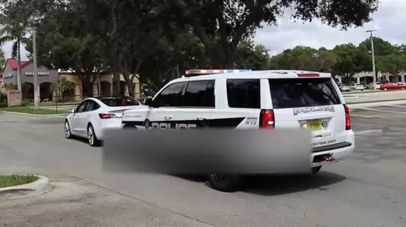 Tesla Model 3 merge singură, încalcă legea, este oprită de poliție (VIDEO)