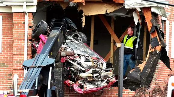 Direct în topul celor mai ciudate accidente: un Porsche a zburat de pe stradă direct la etajul unei vile