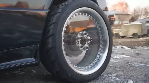 Rușii au (re)inventat janta invizibilă. O fi acesta startul unui nou trend?