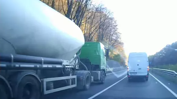 Este un miracol că această depășire nu s-a transformat într-un carnagiu (VIDEO)