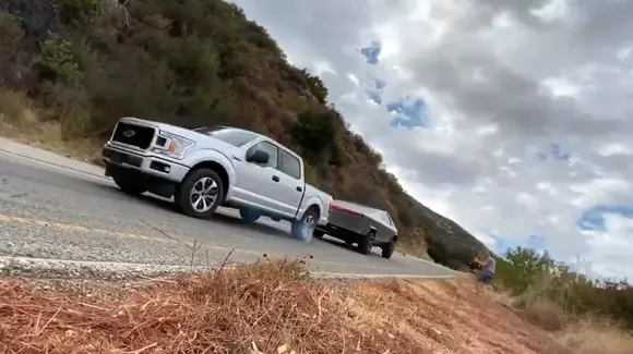 Tesla Cybertruck își arată supremația printr-o întrecere cu Ford F-150 (VIDEO)