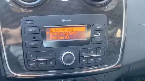 Dacia nu vrea să ştii asta: iată cum accesezi funcţiile de diagnoză (Video)