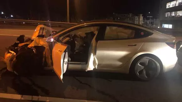 Accident pe pilot automat: încă o mașină de poliție o încasează de la Tesla Model 3