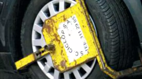 Este blocarea roţilor în parcările supermarketurilor legală? Ce spun poliţiştii şi cine are dreptul să facă acest lucru