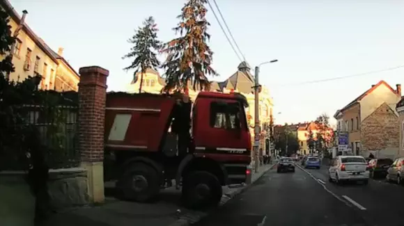 La un pas de moarte pe o stradă din Cluj. Ce riscă şoferul camionului