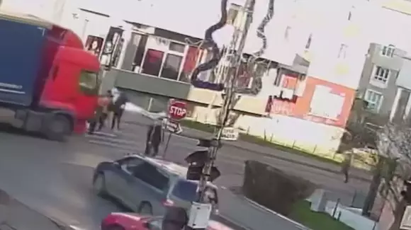 Scene uluitoare la Fălticeni: şoferul unui camion trece printre oamenii aflaţi pe trecerea de pietoni (Video)