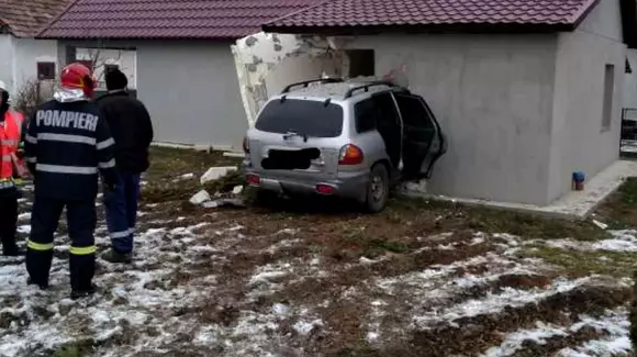 O șoferiță cu vechime de o lună a distrus o casă