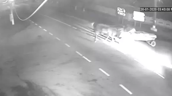 Momentul terifiant în care un BMW spulberă o căruță în Suceava (Video)