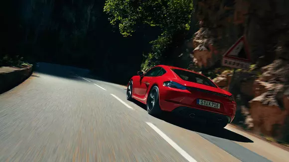 Porsche lansează două modele în gama de mașini cu motor central: 718 Cayman GTS 4.0 și 718 Boxster GTS 4.0