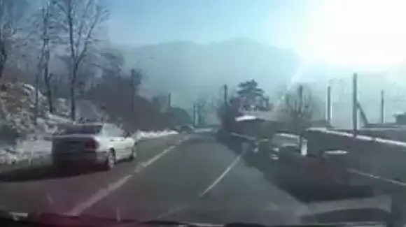 Acest șofer cu BMW ne arată cum nu trebuie să conducem pe drumurile din România (Video)