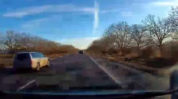 O șoferiță dementă cu VW Passat e căutată de șoferul pe care era să-l omoare (Video)