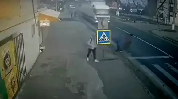 Iată la ce duce neatenția: o mamă și copilul ei au fost spulberați de un TIR în Ilfov (Video)