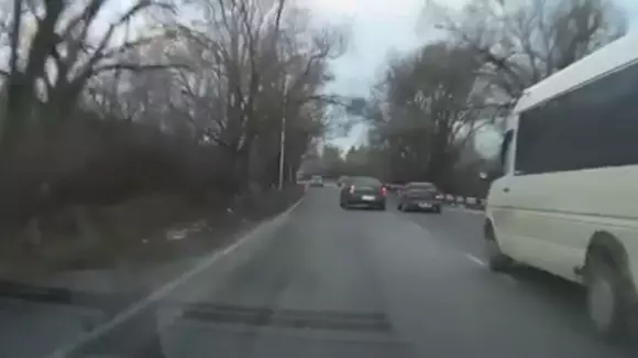 Iată la ce poate să ducă un moment de neatenţie la volan pe timp de iarnă (Video)