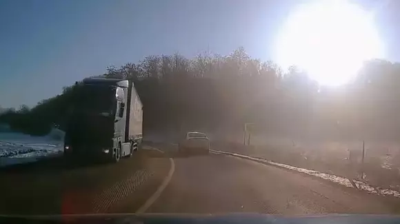 La un pas de moarte pe un drum din zona Sibiului! A avut noroc acest şofer? (Video)