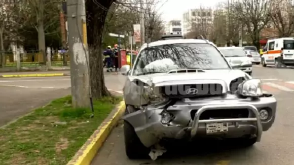 Un buzoian care ar fi trebuit să stea în izolare a provocat un accident rutier violent