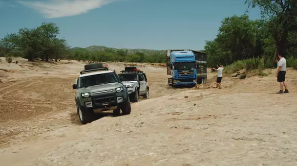 Două Land Rover Defender tractează un TIR blocat de trei zile în deșert (VIDEO)