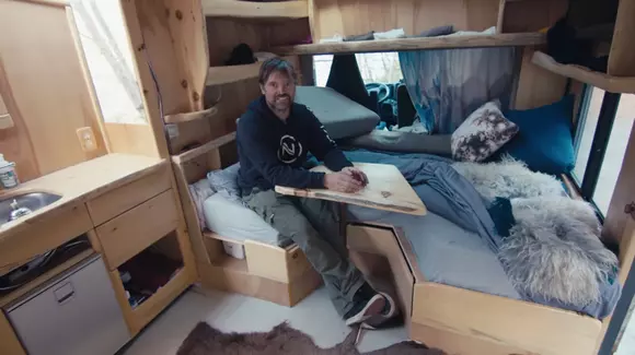 Așa să tot stai izolat! Un tip și-a construit propria cabană de munte pe roți (VIDEO)