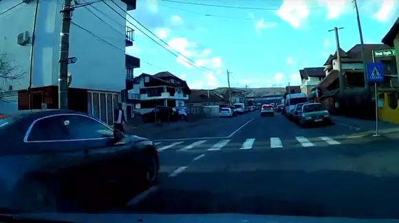 Un tânăr a fost la un pas să fie spulberat pe o trecere de pietoni din Râmnicu Vâlcea. Surprinzător e însă cine era să-l accidenteze (Video)