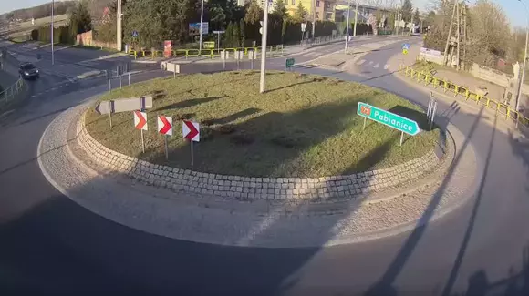 Probabil este accidentul anului! Cum a reușit să "zboare" peste sensul giratoriu (Video)