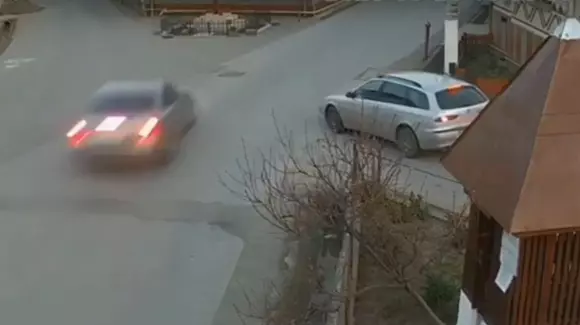 Un accident teribil surprins de camere în județul Alba. Unde a greșit șoferul? (Video)