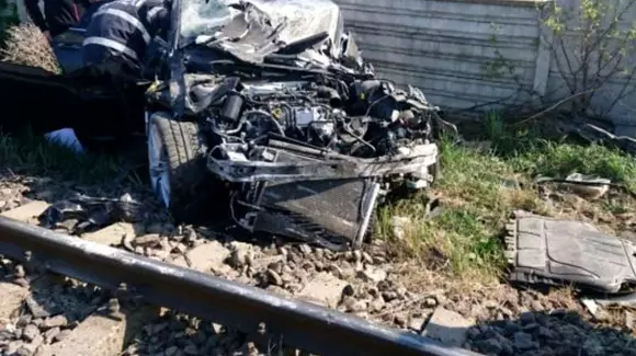 Un tren a spulberat o mașină în județul Buzău. Ce a urmat a surprins autoritățile
