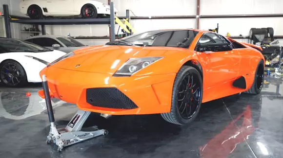 Își face singur revizia la Lamborghini! Cât ar fi costat la dealer?