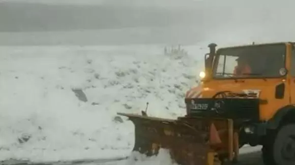Zăpadă de șase metri pe Transfăgărășan! Au loc acțiuni de deszăpezire