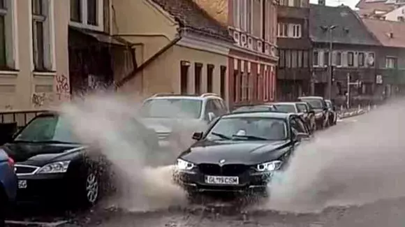 Revoltător: Pietoni din Brașov, udați din cap până în picioare de un șmecher cu BMW pus pe distracție (VIDEO)