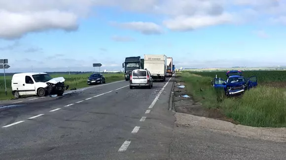 Scene șocante pe șosele. Patru persoane, transportate de urgență la spital din cauza unui șofer din Dolj (Video)