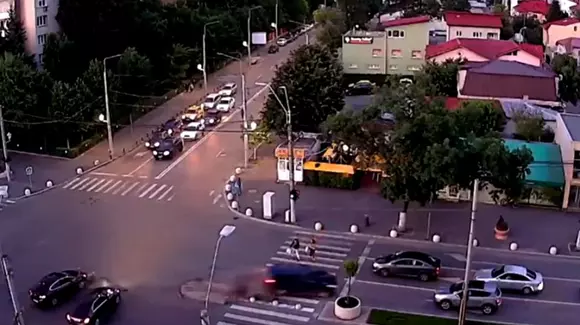 La un pas de moarte într-o intersecție din București (Video)