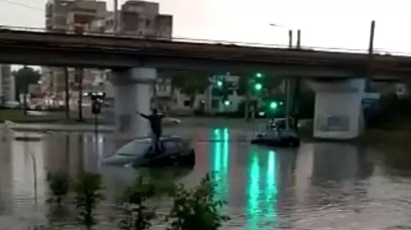 Şoferi din Arad nevoiți să-şi abandoneze maşinile după o ploaie torențială