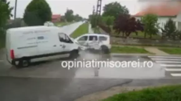 Moment dramatic pe o șosea din Timiș: un microbuz izbește violent un autoturism (VIDEO)