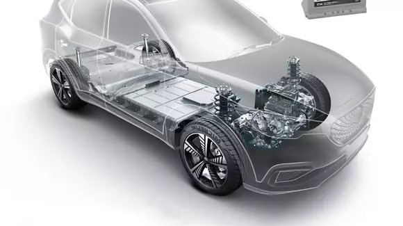 (P) Cine pornește automobilul și îl alimentează?