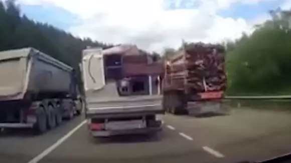 Depășire dementă pe drumul de la Suceava spre Rădăuţi! Acest șofer merită să rămână fără permis (Video)