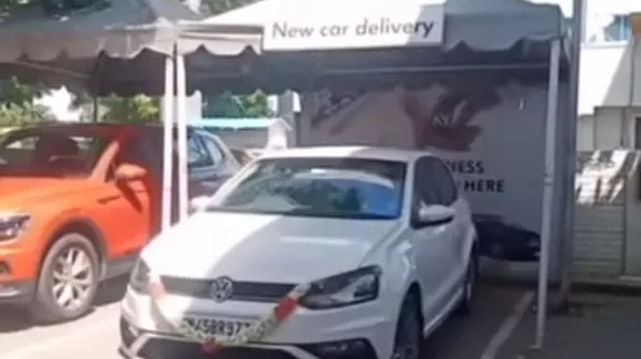 Tutorial video: cum să răstorni o mașină nouă în doar 10 secunde