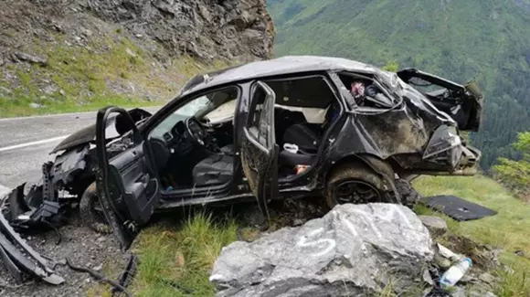 Un mort și doi răniți după ce o mașină s-a prăvălit în gol pe Transfăgărășan
