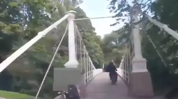 Poliția din Norvegia nu se oprește pentru nimic: îi urmărește pe suspecți prin parc! (VIDEO)