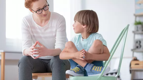 CUM ÎI SPUN “NU” CELUI MIC? CUM ÎL AJUT SĂ NU SE MAI TEAMĂ DE ÎNTUNERIC? CUM POT SĂ ÎI FIU DE AJUTOR?