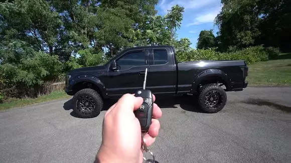 Ce se întâmplă dacă scoți cheia în mers la un pickup Ford vechi (VIDEO)