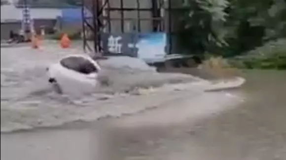 Când Tesla submarin se făcu! Model 3 are calități nebănuite (VIDEO)