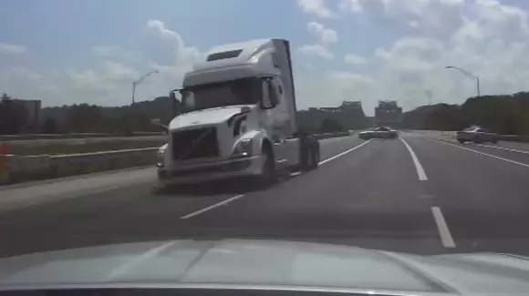 Urmărire pe contrasens cu un TIR! Cum a fost oprit șoferul (VIDEO)