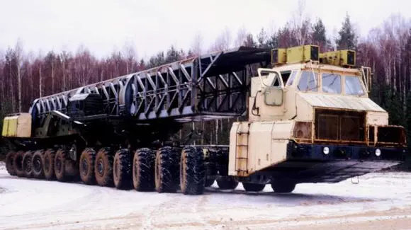 Acesta este camionul cu cel mai mare număr de roți motrice produs vreodată