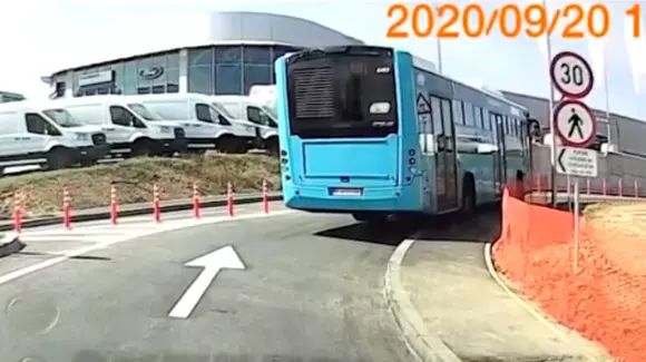Pasajul Ciurel, abia inaugurat, e prea îngust pentru autobuze (Video)