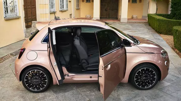 Fiat 500e are versiune cu patru uși. Două sunt pe partea dreaptă